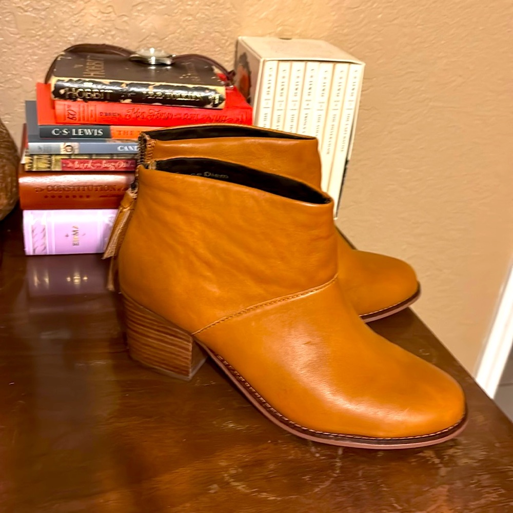 Tan leather Tom’s booties